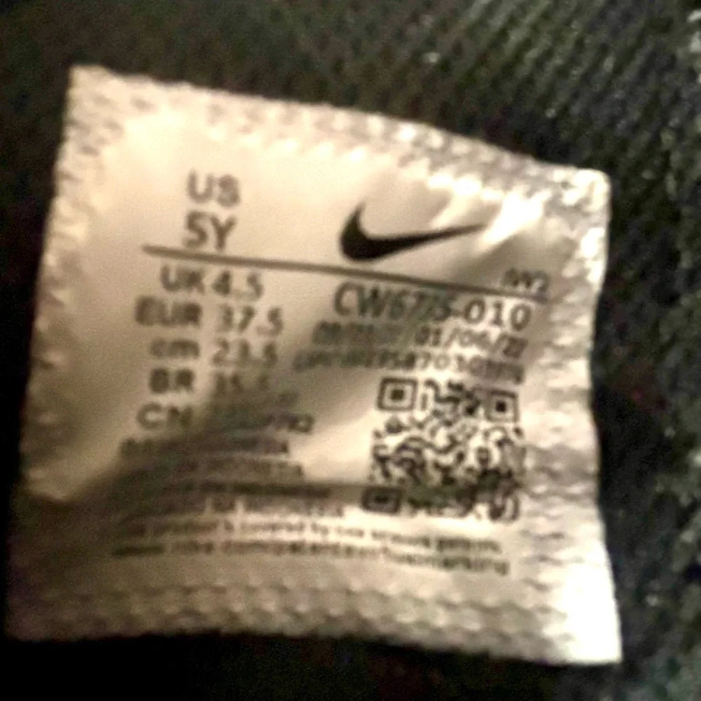 Nike Kid's Team Hustle D10 (GS) Basketball Shoe- hardly worn
